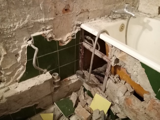 demontaż starej wanny i umywalki w mieszkaniu