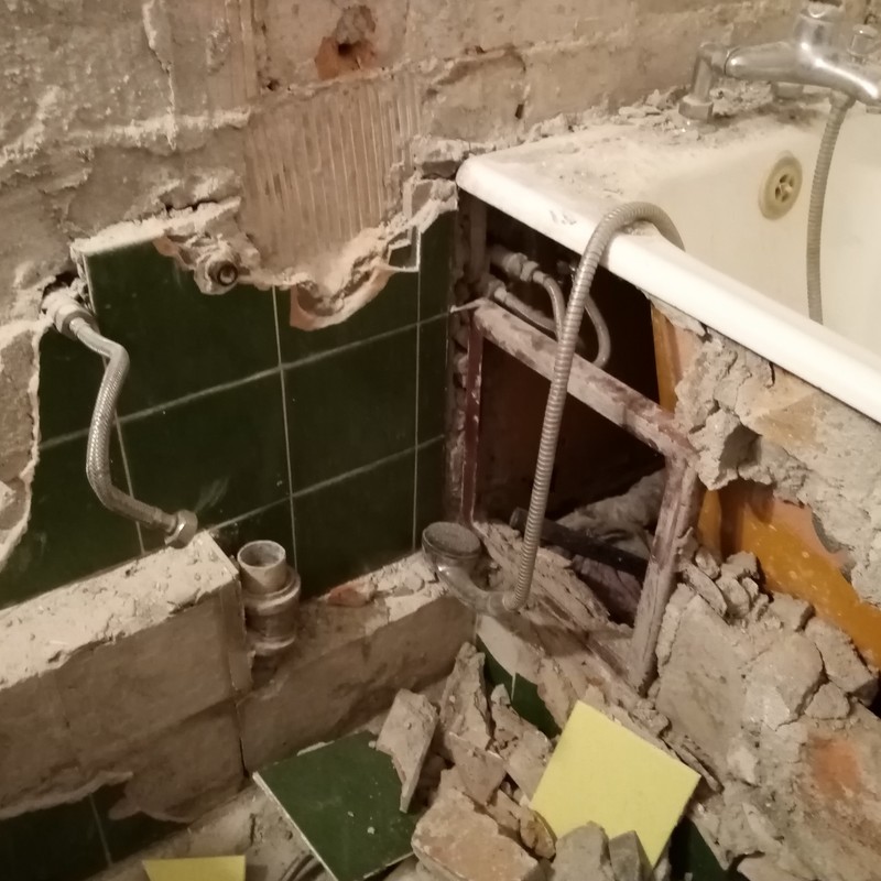 demontaż starej wanny i umywalki